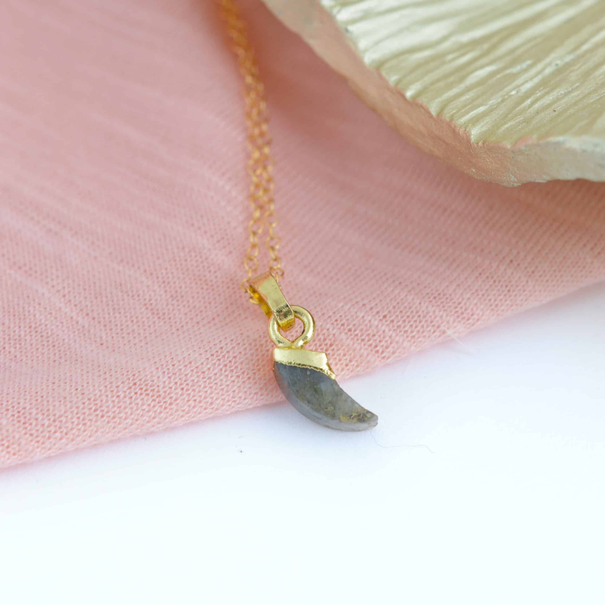 Obesek Labradorit – mini rog