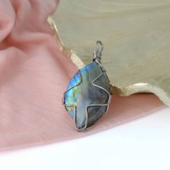 Obesek labradorit  - ročno delo